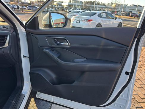 Used 2021 Nissan Rogue Platinum image 12