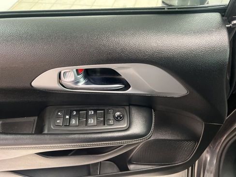 Used 2020 Chrysler Pacifica Touring-L w/ S Appearance Package FWD image 20