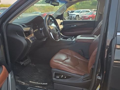 Used 2017 Cadillac Escalade Luxury AWD/4WD image 5