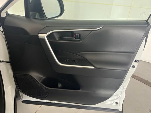Used 2022 Toyota RAV4 LE AWD/4WD image 29