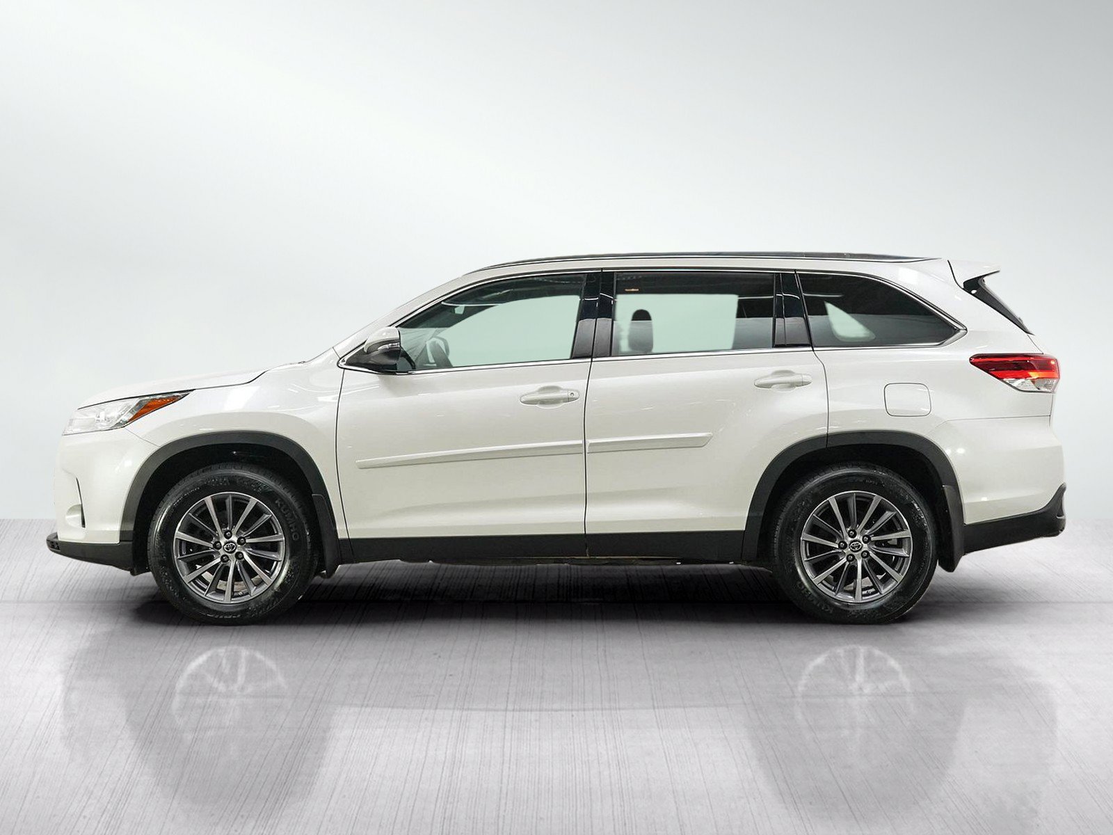 Used 2019 Toyota Highlander XLE AWD/4WD image 2