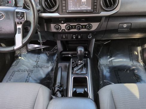 Used 2018 Toyota Tacoma SR5 AWD/4WD image 18