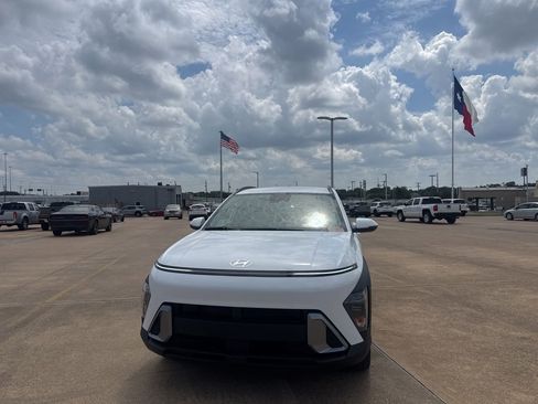 Used 2025 Hyundai Kona SEL FWD image 5