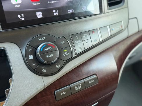 Used 2011 Toyota Sienna Limited w/ Premium Pkg FWD image 32
