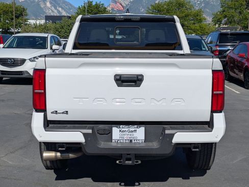 Used 2025 Toyota Tacoma SR5 AWD/4WD image 5
