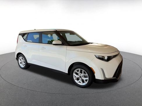 Used 2025 Kia Soul LX w/ LX Technology Package FWD image 2