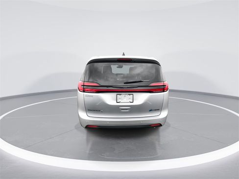 Used 2023 Chrysler Pacifica Limited w/ S Appearance Package image 7