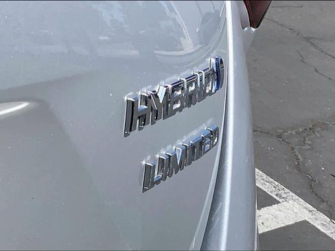 Used 2022 Toyota Prius Limited FWD image 9