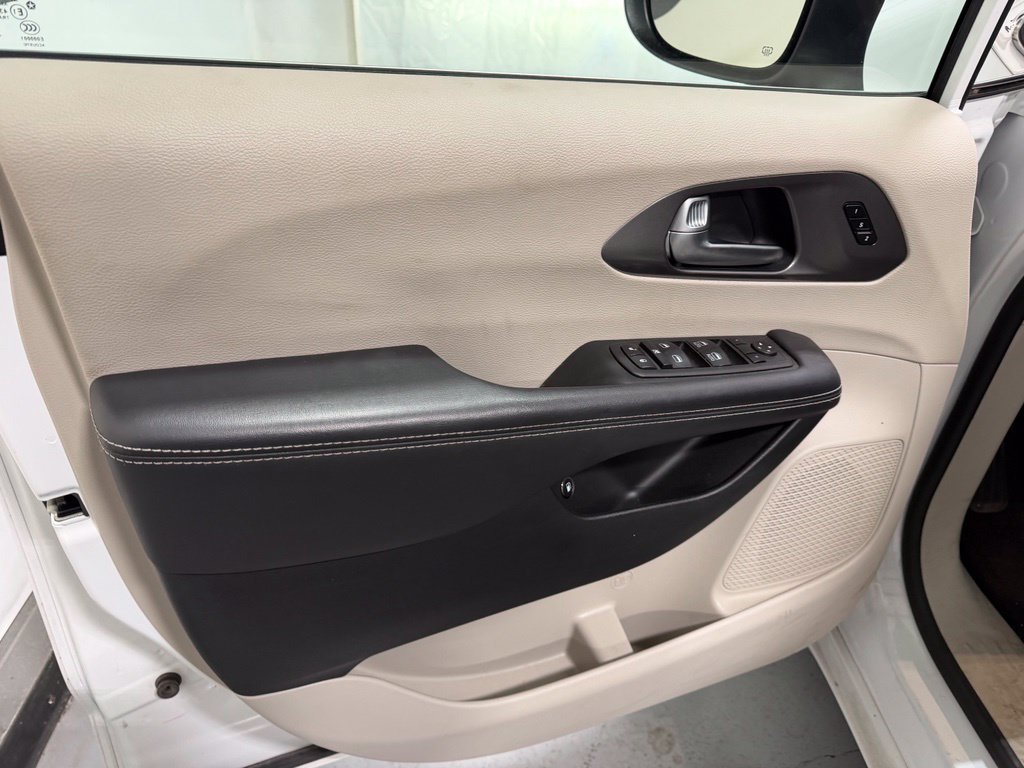 Used 2023 Chrysler Pacifica Touring-L FWD image 11