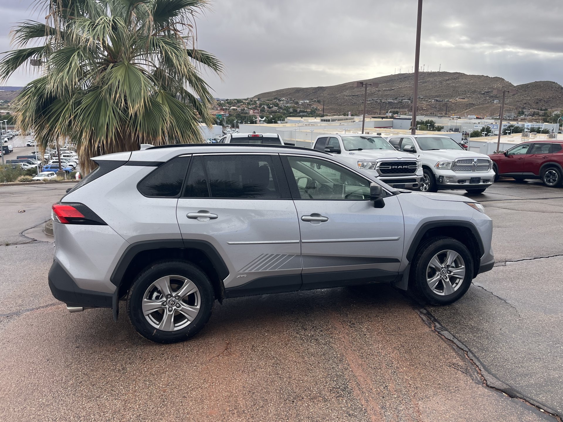Used 2025 Toyota RAV4 LE AWD/4WD image 8