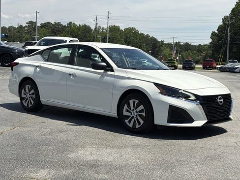 Certified 2025 Nissan Altima 2.5 S FWD image 8