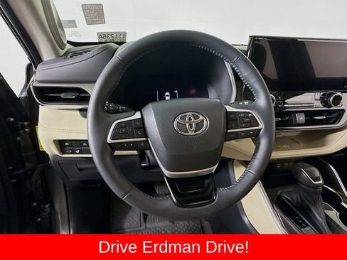 Used 2023 Toyota Highlander Limited FWD image 11
