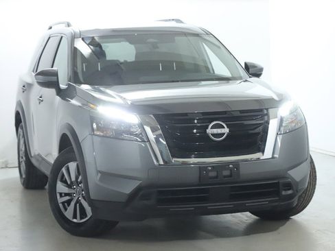 Used 2025 Nissan Pathfinder SV image 2
