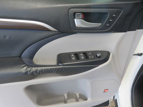 Used 2014 Toyota Highlander Limited image 14