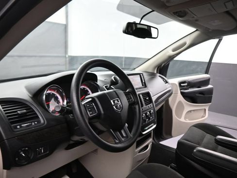 Used 2018 Dodge Grand Caravan SE w/ UConnect Hands-Free Group FWD image 40