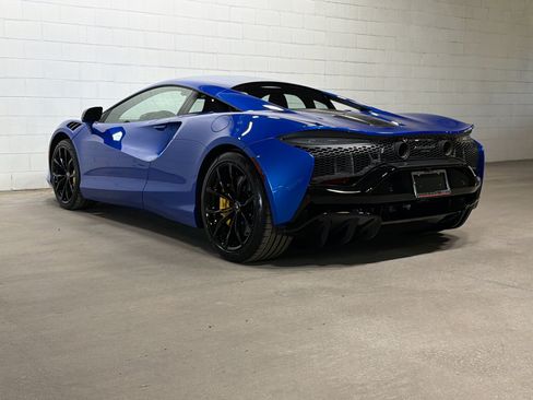 Used 2024 McLaren Artura RWD image 3