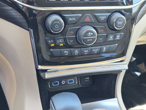 Used 2022 Jeep Grand Cherokee Laredo E w/ Security & Convenience Group AWD/4WD image 30