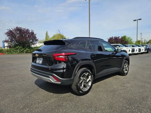 Used 2025 Chevrolet Trax LT w/ LT Convenience Package FWD image 8