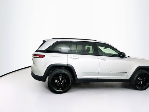 Used 2024 Jeep Grand Cherokee Altitude image 10