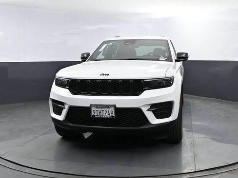 Used 2025 Jeep Grand Cherokee Altitude AWD/4WD image 2