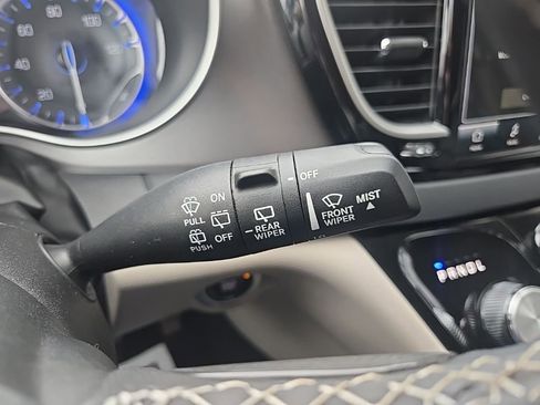 Used 2024 Chrysler Pacifica Touring-L image 38