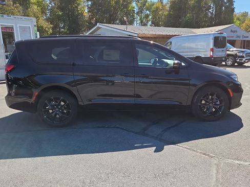 New 2026 Chrysler Pacifica Limited w/ S Appearance Package image 3
