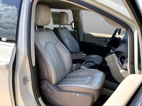 Used 2017 Chrysler Pacifica Touring-L FWD image 8