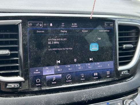Used 2021 Chrysler Pacifica Touring-L FWD image 6