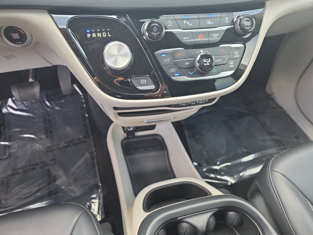 Used 2024 Chrysler Pacifica Touring-L FWD image 17