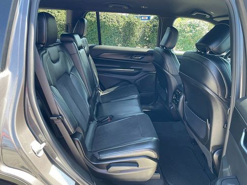 Used 2024 Jeep Grand Cherokee L Laredo image 32