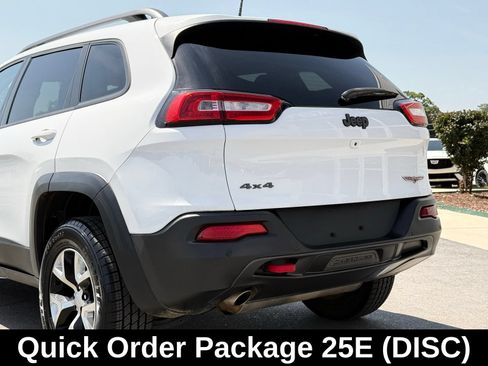 Used 2017 Jeep Cherokee Trailhawk AWD/4WD image 3