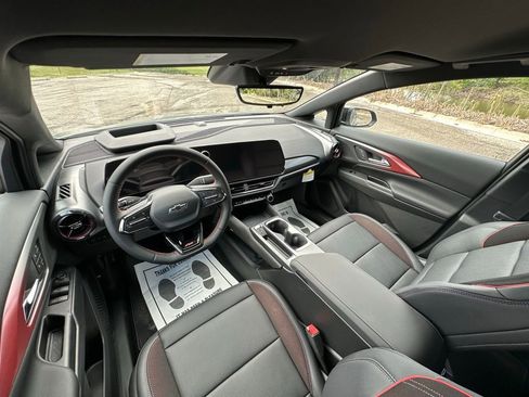 New 2025 Chevrolet Equinox EV RS w/ Convenience Package II FWD image 36
