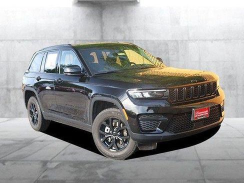 Used 2025 Jeep Grand Cherokee Altitude AWD/4WD image 2