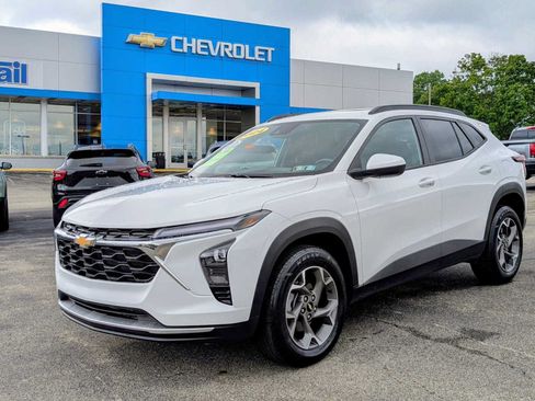 Used 2024 Chevrolet Trax LT w/ Sunroof Package FWD image 1