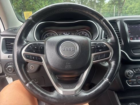 Used 2019 Jeep Cherokee Latitude Plus w/ Comfort/Convenience Group AWD/4WD image 10