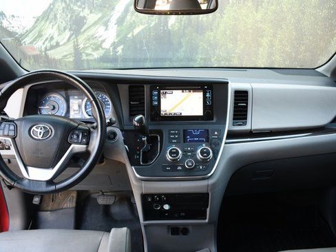 Used 2017 Toyota Sienna XLE Premium FWD image 18
