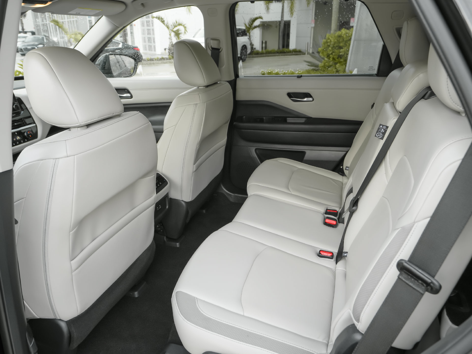 Used 2025 Nissan Pathfinder SL FWD image 4