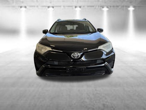 Used 2018 Toyota RAV4 LE FWD image 9