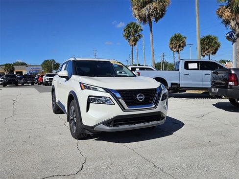 Used 2023 Nissan Rogue SV w/ SV Premium B Package image 2