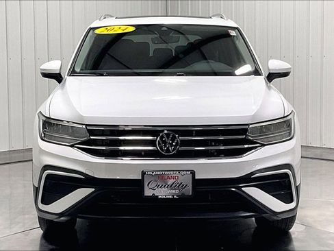Used 2024 Volkswagen Tiguan SE w/ Panoramic Sunroof Package FWD image 2