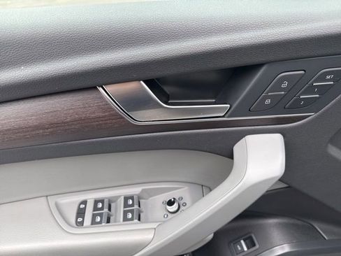 Used 2022 Audi Q5 2.0T Premium w/ Convenience Package image 12