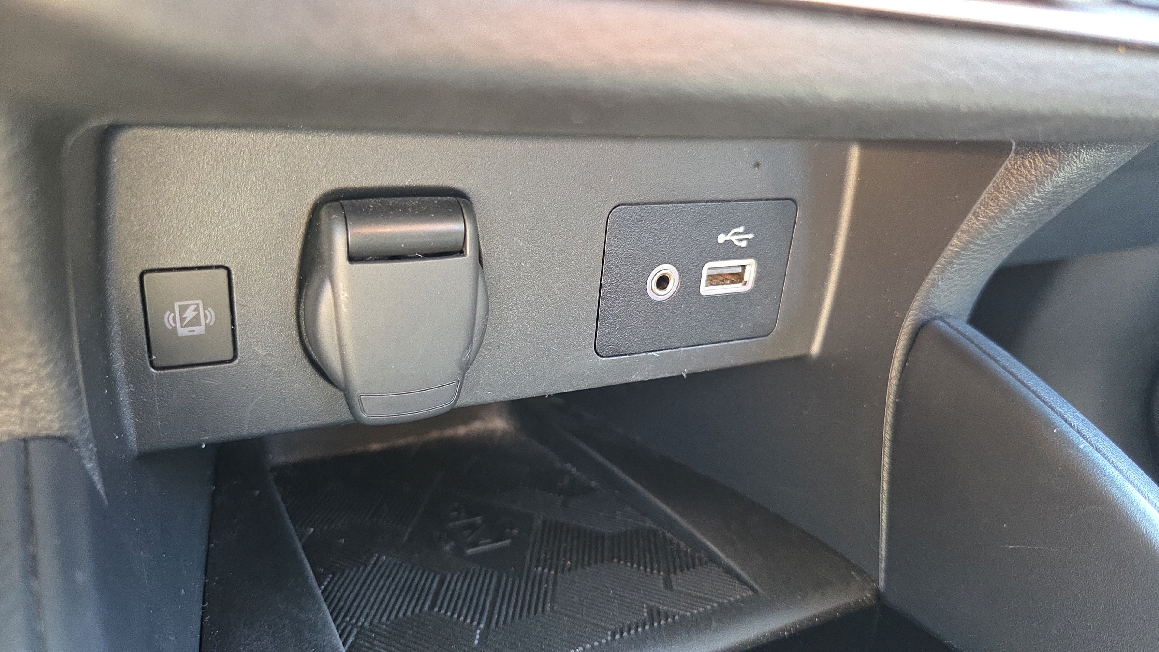 Used 2025 Nissan Versa SV FWD image 19