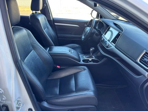 Used 2019 Toyota Highlander XLE AWD/4WD image 12