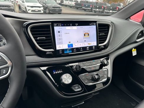 New 2026 Chrysler Pacifica Select image 3