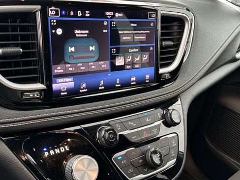 Used 2021 Chrysler Pacifica Touring w/ S Appearance Package FWD image 22