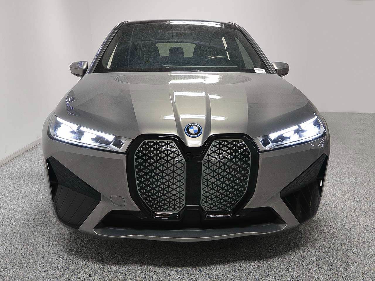 Used 2024 BMW iX xDrive50 w/ Premium Package AWD/4WD image 2