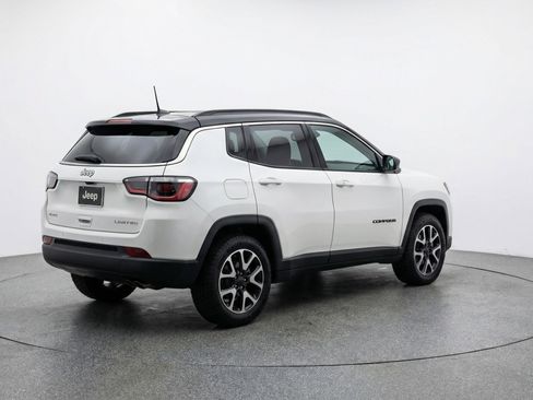 Used 2025 Jeep Compass Trailhawk AWD/4WD image 9