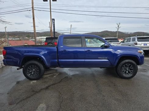 Used 2023 Toyota Tacoma SR5 w/ Technology Package image 8