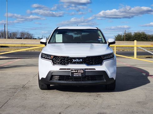 Used 2022 Kia Sorento LX image 2