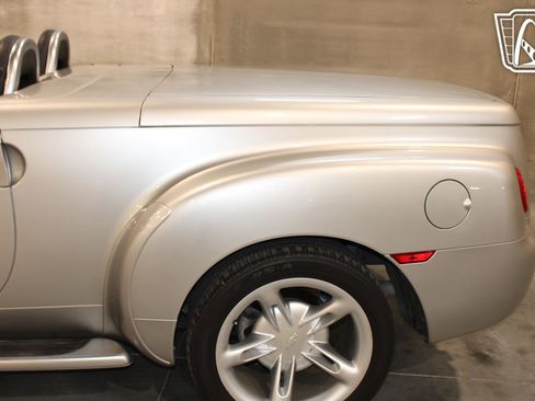 Used 2004 Chevrolet SSR w/ Preferred Equipment Group RWD image 3